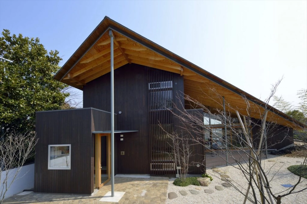 Màu sơn mặt tiền nhà mái lệch hài hòa